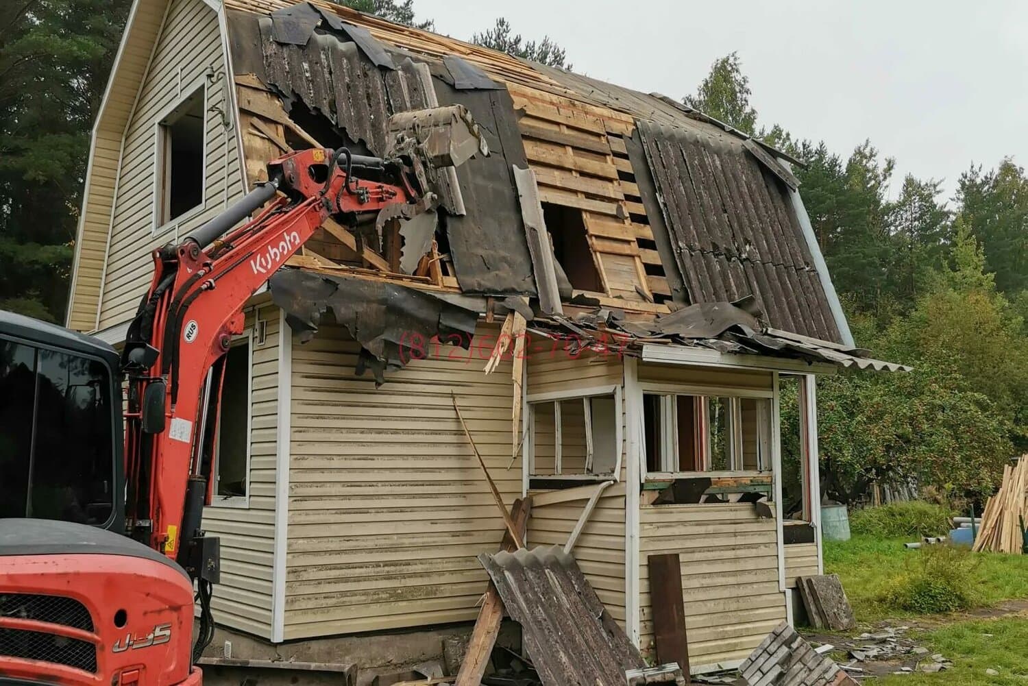 Снос двухэтажного дома экскаватором на участке, умеренный климат