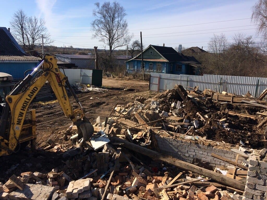 Демонтаж и расчистка площадки: боя, кирпич и техника у типовой застройки